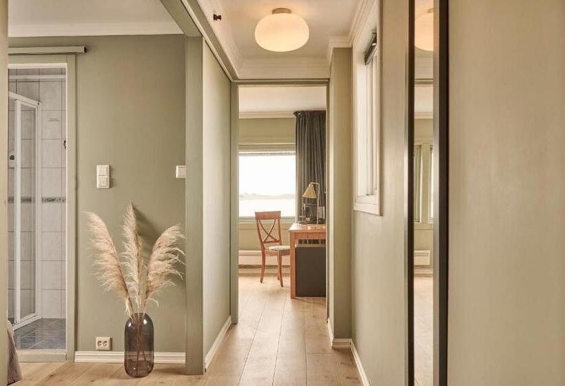 Suite with lake view, Sola Strand