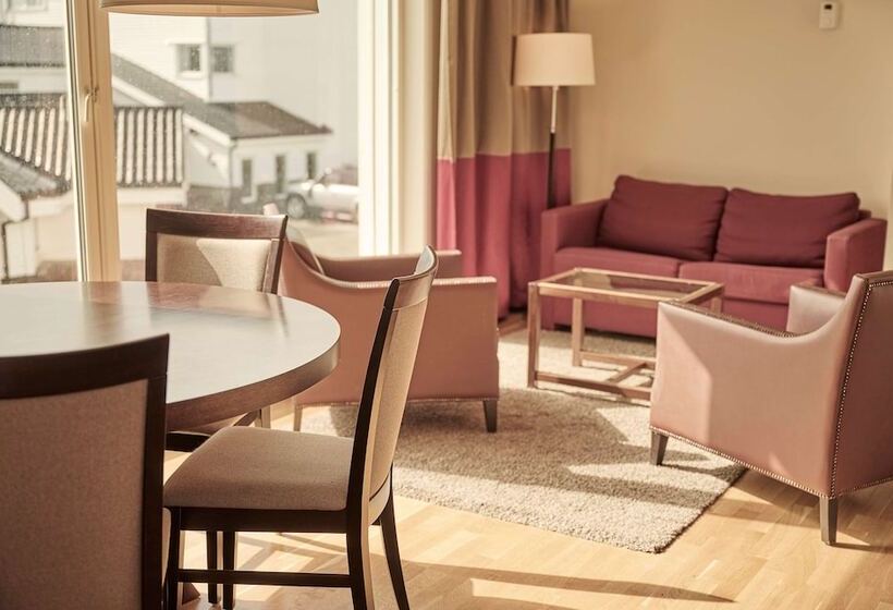 سوییت جونیور, Sola Strand