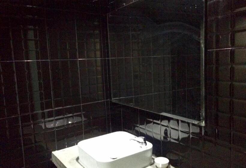 اتاق استاندارد یک تخته با سرویس بهداشتی مشترک, Sri Krungthep