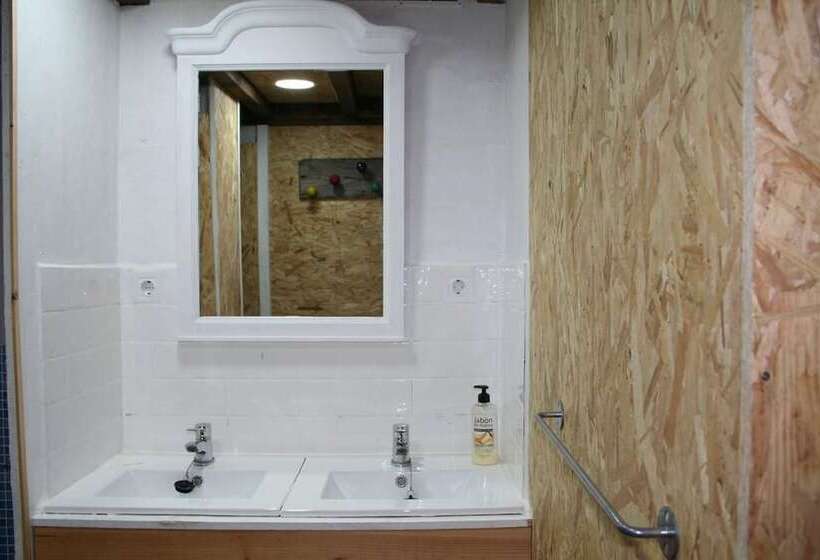 Bed in Shared Room with Shared Bathroom, Albergue Les Xendes. Parque De Redes