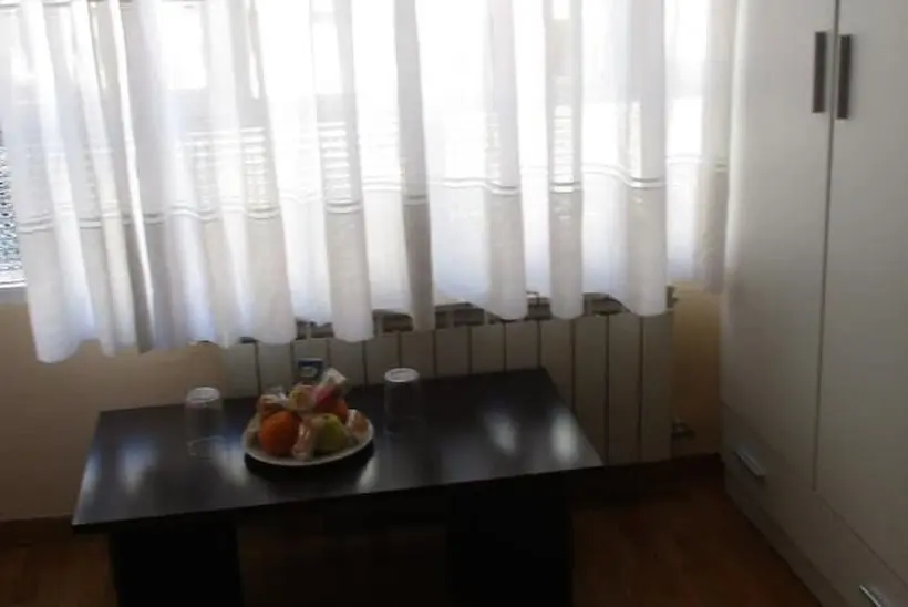 اتاق استاندارد سه نفره, Hostal Becares