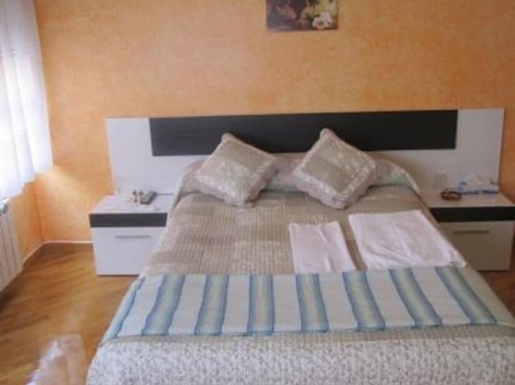 اتاق استاندارد سه نفره, Hostal Becares