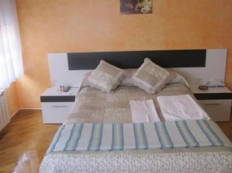 اتاق استاندارد سه نفره, Hostal Becares