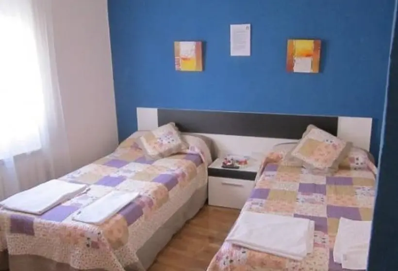 اتاق استاندارد سه نفره, Hostal Becares