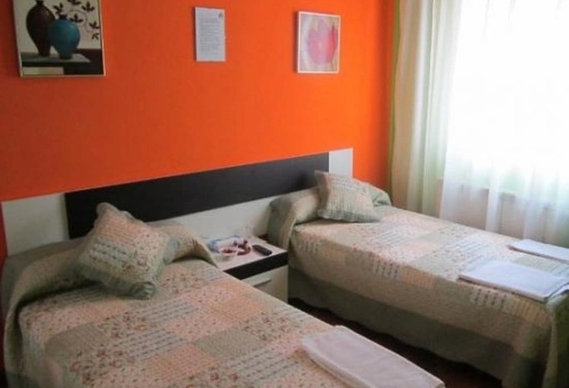 اتاق استاندارد سه نفره, Hostal Becares