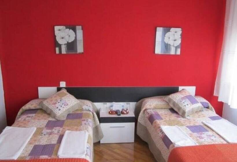 اتاق استاندارد سه نفره, Hostal Becares