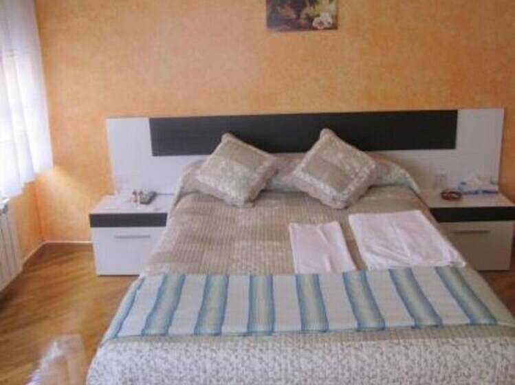 اتاق استاندارد سه نفره, Hostal Becares