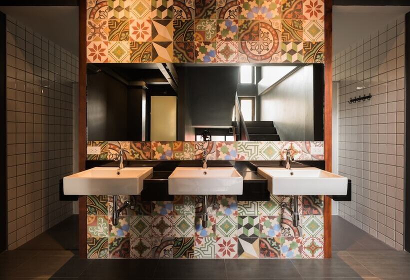 ルームシェアのワンベッド, Issara By D Hostel