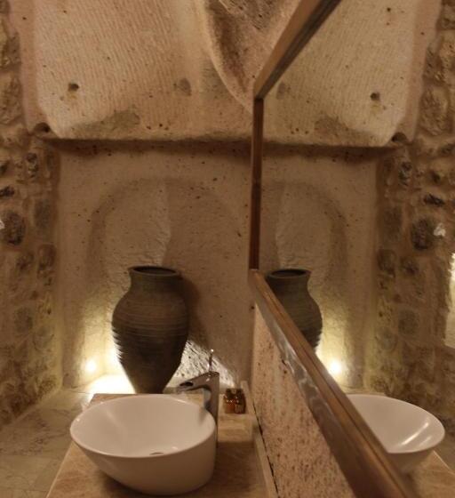 جناح سرير كينج, Helike Cave Suites