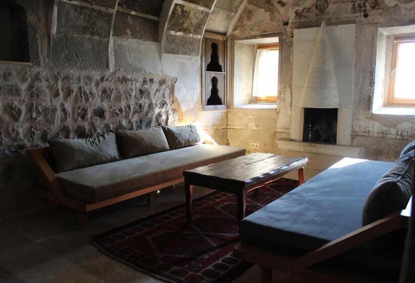 جناح سرير كينج, Helike Cave Suites