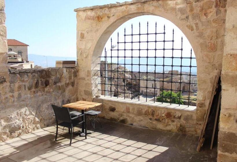 جناح سرير كينج, Helike Cave Suites