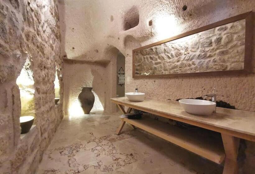 جناح سرير كينج, Helike Cave Suites
