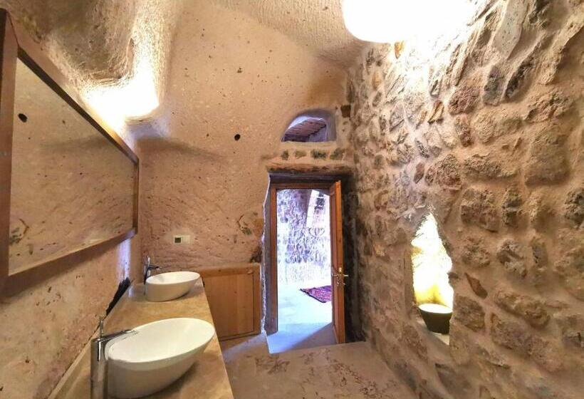جناح سرير كينج, Helike Cave Suites