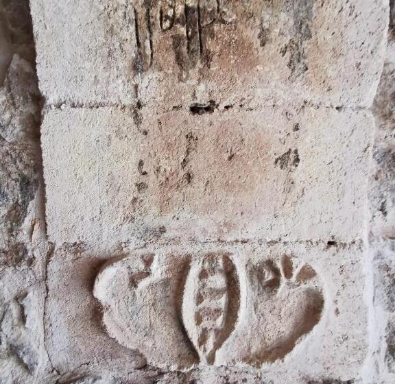 جناح سرير كينج, Helike Cave Suites