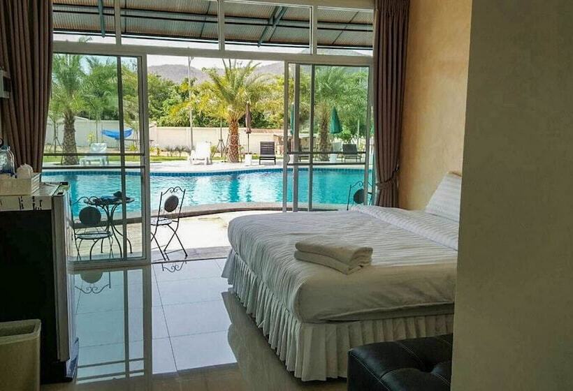 Medencére Néző Standard Szoba, Mountain View Resort