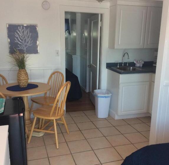 סוויטה משפחתית, Atlantis Motel