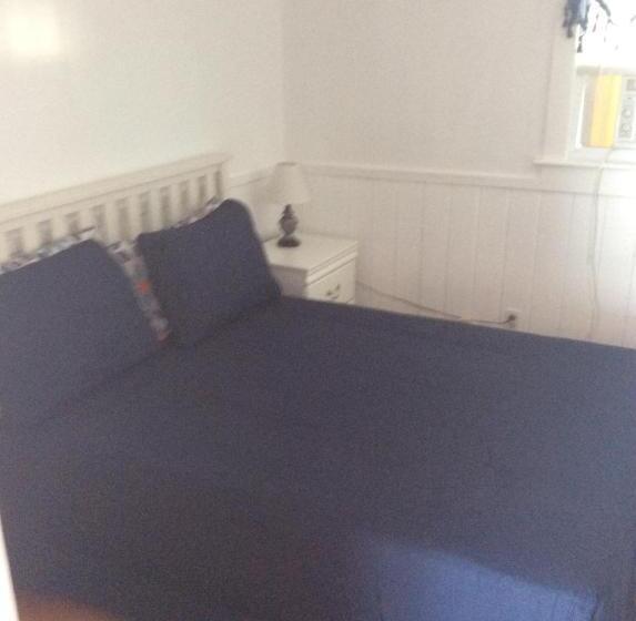 סוויטה משפחתית, Atlantis Motel