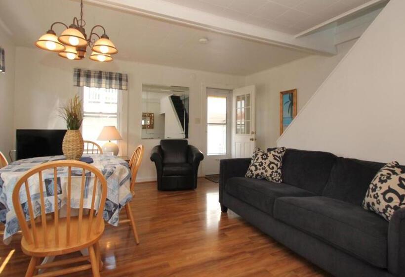 דירת שני חדרים, Atlantis Motel