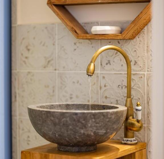 스탠다드 스튜디오, La Tour Pom'pin