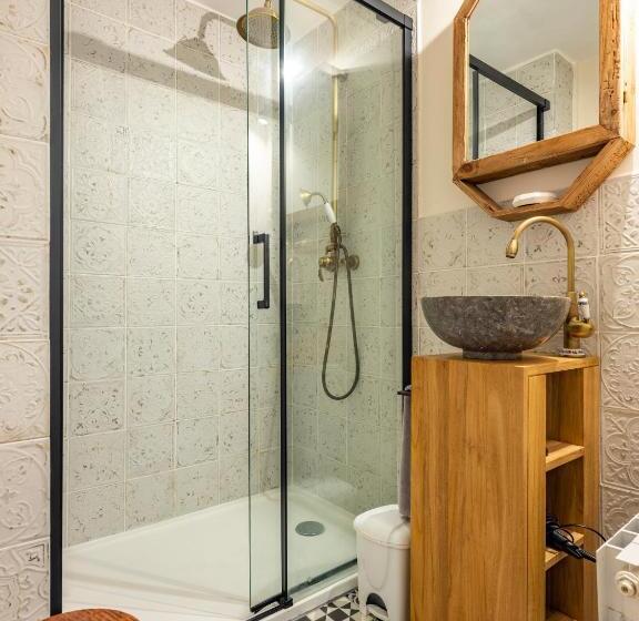 스탠다드 스튜디오, La Tour Pom'pin