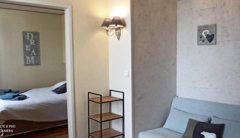 스탠다드 스튜디오, La Tour Pom'pin