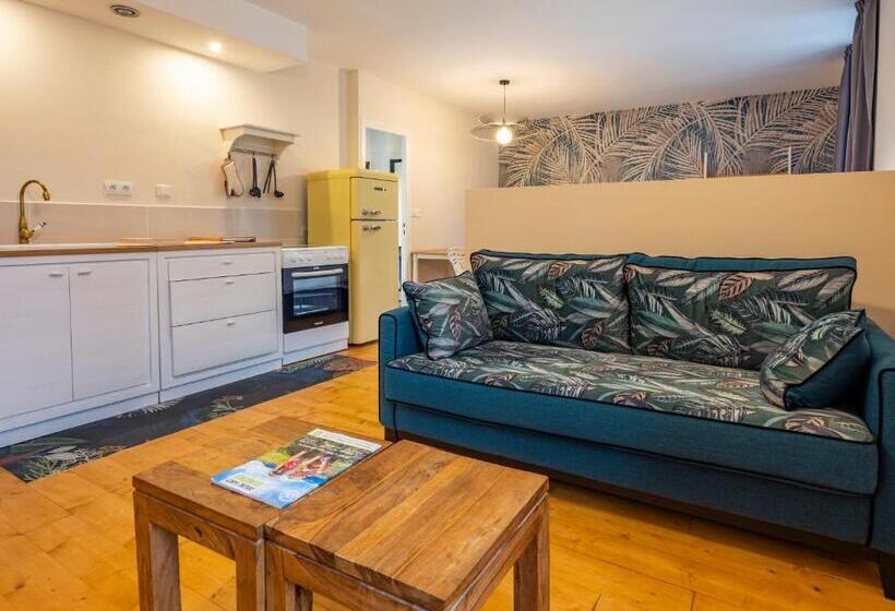 수피리어 스튜디오, La Tour Pom'pin