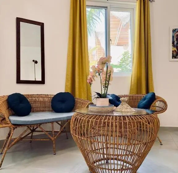 اتاق لوکس خانوادگی, Kikoi Boutique