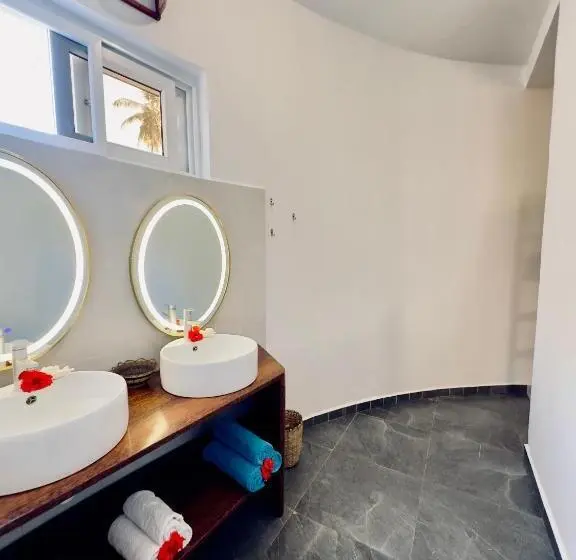 اتاق لوکس خانوادگی, Kikoi Boutique