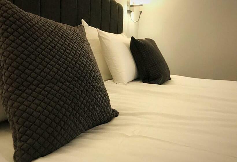 스탠다드 룸, The Boars Head