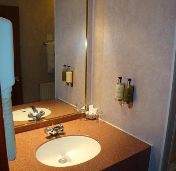 스탠다드 룸, The Boars Head