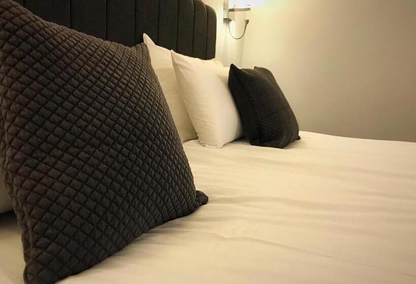 스탠다드 룸 킹사이즈 침대, The Boars Head