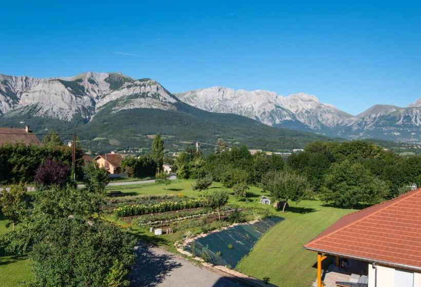 Семейный Номер Вид на Сад, La Combe Fleurie Appartements & Chambres