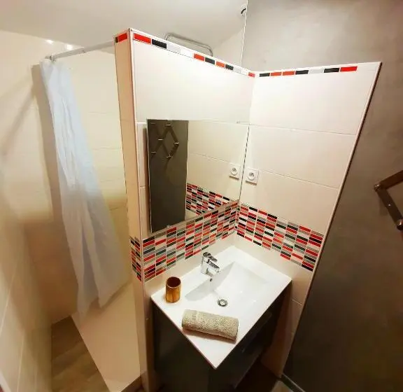 ルームシェアのワンベッド, La Maison Bisca