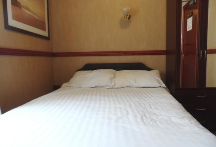 חדר משפחתי, The Riviera