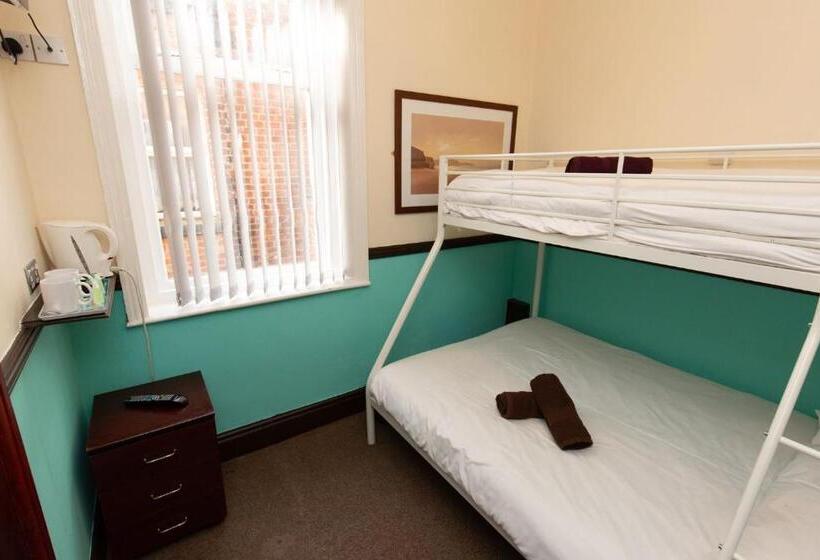 חדר קומפורט לשלושה, The Riviera