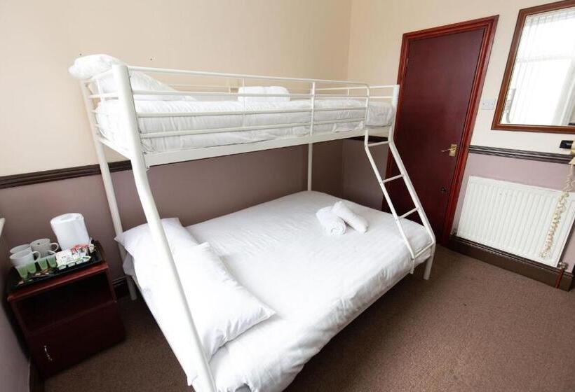 חדר קומפורט לשלושה, The Riviera