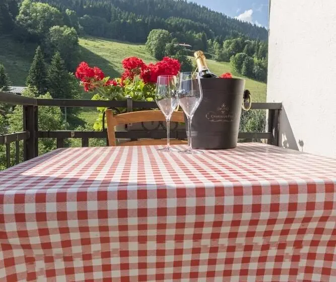 اتاق خانوادگی, Chalet Bluebell