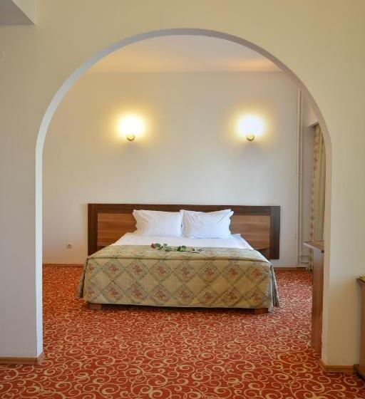 جناح جونيور, Central