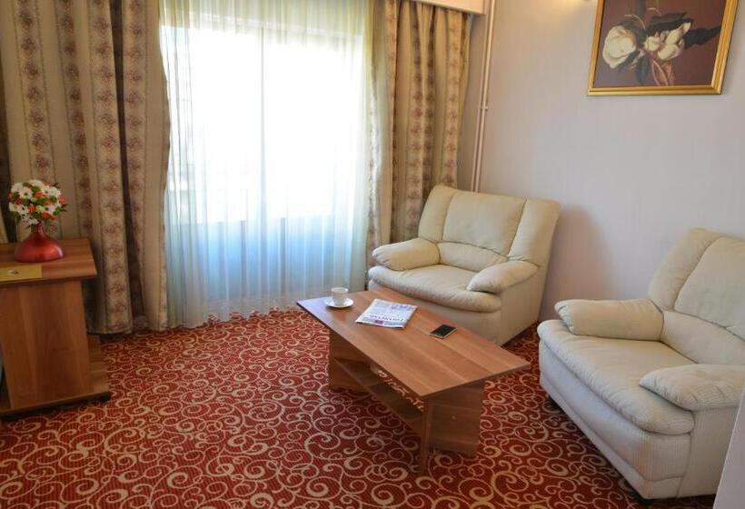 جناح جونيور, Central