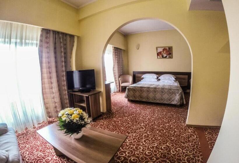 جناح جونيور, Central