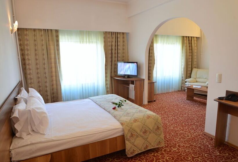 جناح جونيور, Central