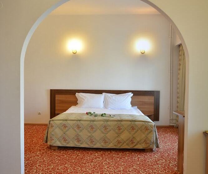 جناح جونيور, Central