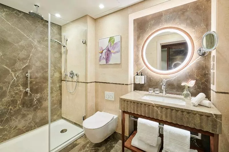 سوئیت جونیور با تخت بزرگ, Intercontinental Athenee Palace Bucharest, An Ihg