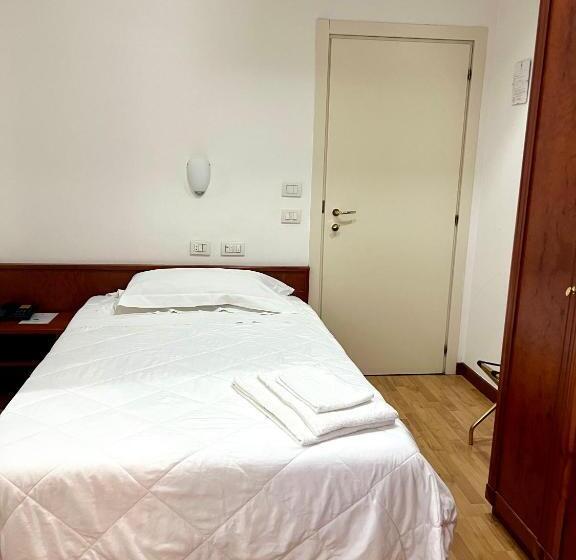 اتاق استاندارد یک نفره, Joli