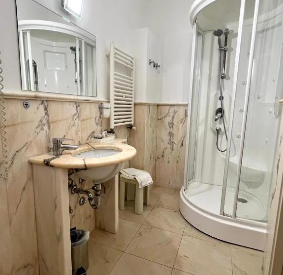 اتاق خانوادگی, Joli