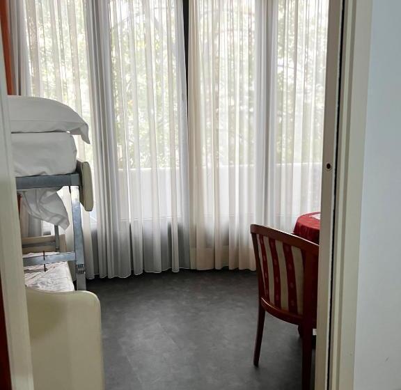 اتاق خانوادگی, Joli