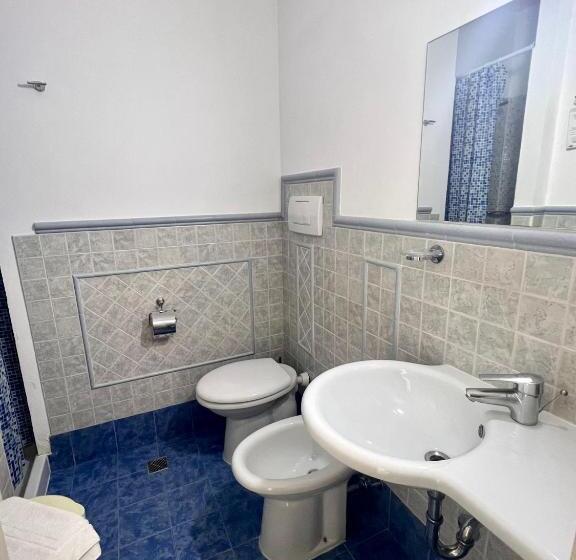 اتاق اکونومی, Joli