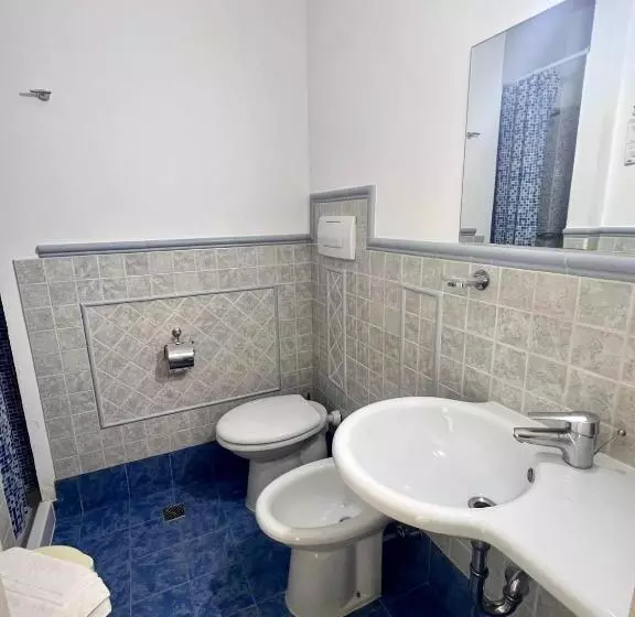 اتاق اکونومی, Joli