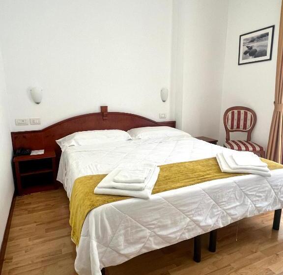 اتاق اکونومی, Joli