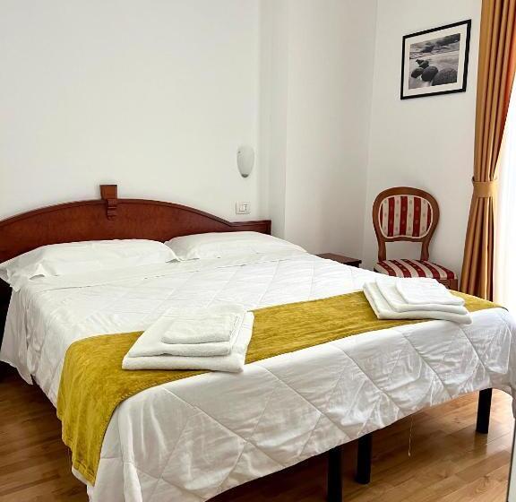 اتاق اکونومی, Joli